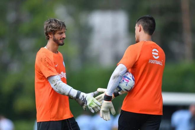 记者：阿德耶米决定明夏离开德甲，曼联、切尔西均有意