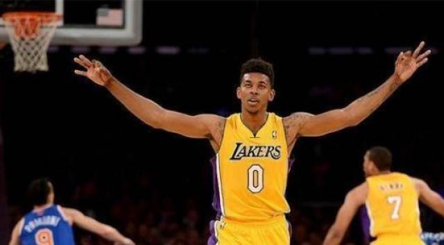 “黄袍”加身，里约热内卢基督像穿上黄潜球衣