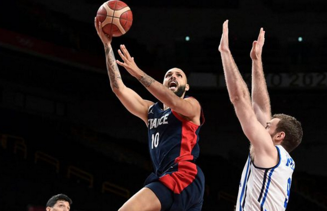 球星带球突破造成杀伤，全场欢呼