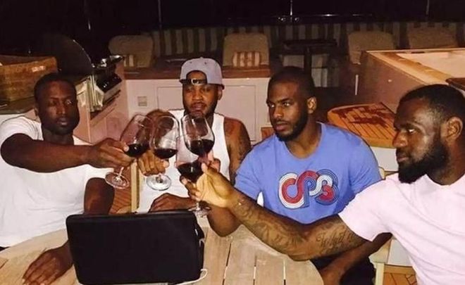 库里轰31+7+7主场力克雄鹿，完虐追梦字母哥空砍34分